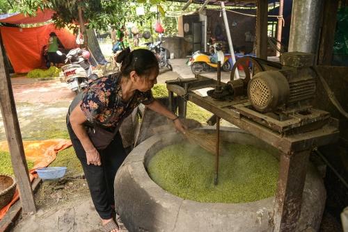 Dụng cụ rang cốm tại làng nghề truyền thống